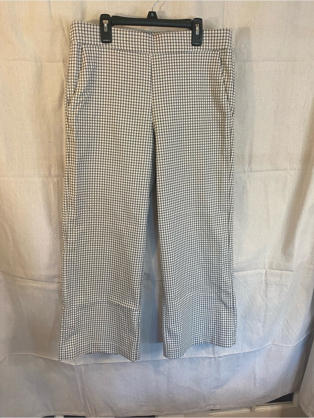 margot Women’s Gray and White Micro-Check Capris